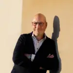 Porträtfoto Ulrich Watermann an der Wand (Foto: Benedikt Adler) Ulrich Watermann, systemischer Berater beim LUVIA Institut, über den Unterschied zwischen Wissen und Wahrnehmen bei Führungskräften