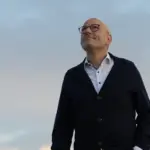 Porträtfoto Ulrich Watermann vor Abendhimmel, Blick nach oben (Foto: Benedikt Adler) Ulrich Watermann, systemischer Berater beim LUVIA Institut, über Erschöpfung im Arbeitskontext als systemisches Signal