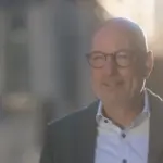Ulrich Watermann, systemischer Berater beim LUVIA Institut, im Gegenlicht – systemische Reflexion nach dem Urlaub